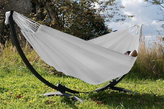 Hangmat 1 persoons met standaard, hangmatsets: een creme hangmat en een 1 persoons frame, ideaal voor ontspannen.