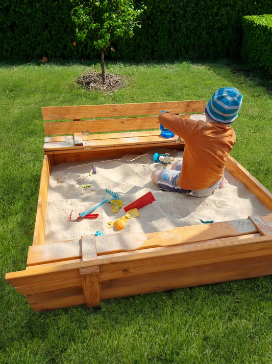 "Houten zandbak 140x140cm met deksel, bankje en geïmpregneerd hout, compleet met dekzeil en gronddoek."