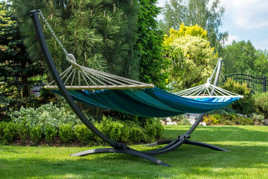 "Geniet samen in de tuin van een blauw gestreepte Acadia 2-persoons hangmat met een grafiet frame."