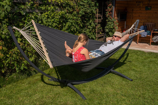 Robuuste hangmat met verzinkt metalen frame en zwart kleurige spreidstok hangmat voor ultieme ontspanning.