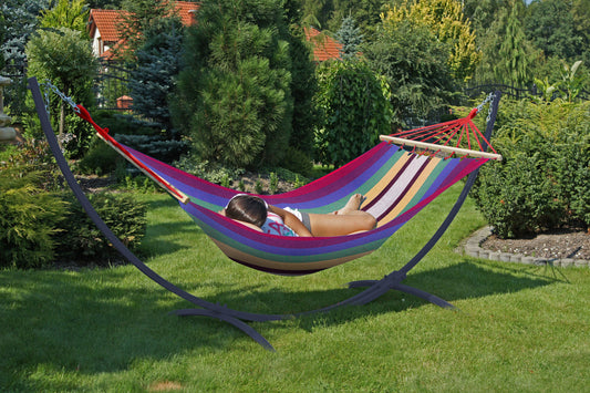 "Acadia hangmat met spreidstok, rood gestreept, comfortabel voor één persoon."