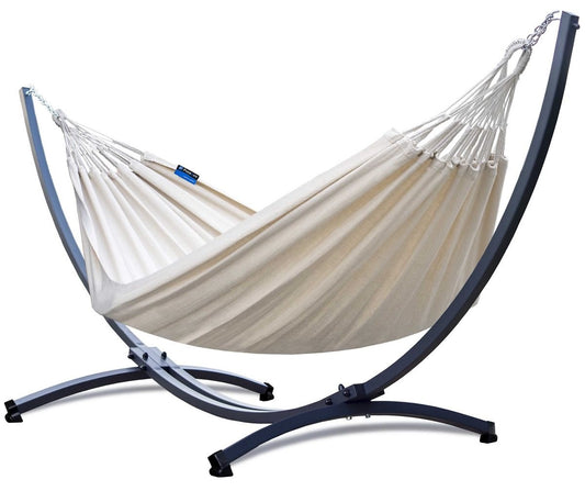 "Robuuste hangmat met verzinkt metalen frame en Medelin creme hangmat voor ultieme ontspanning."