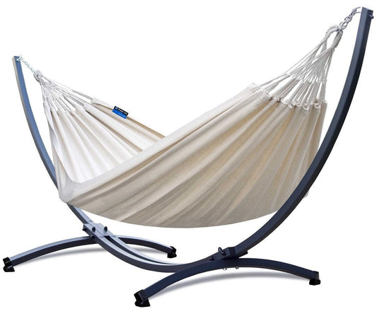 "Robuuste hangmat met verzinkt metalen frame en Medelin creme hangmat voor ultieme ontspanning."