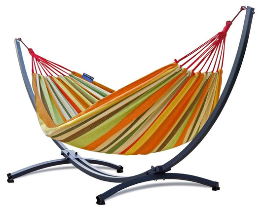 Robuuste hangmat met verzinkt metalen frame en oranje kleurige hangmat voor ultieme ontspanning.