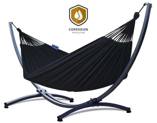 Robuuste hangmat met verzinkt metalen frame en caramel kleurige spreidstok hangmat voor ultieme ontspanning.