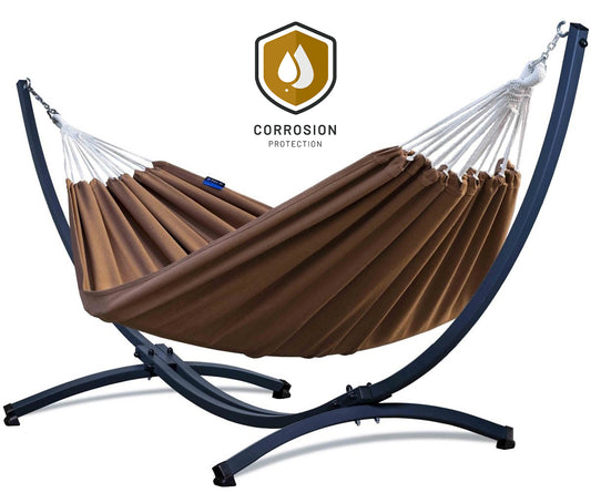 Robuuste hangmat met verzinkt metalen frame en caramel kleurige hangmat voor ultieme ontspanning.