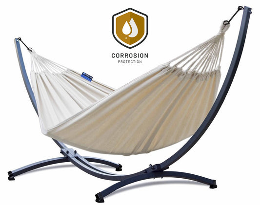 "Robuuste hangmat met verzinkt metalen frame en creme kleurige hangmat voor ultieme ontspanning."