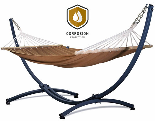 Robuuste hangmat met verzinkt metalen frame en caramel kleurige spreidstok hangmat voor ultieme ontspanning.