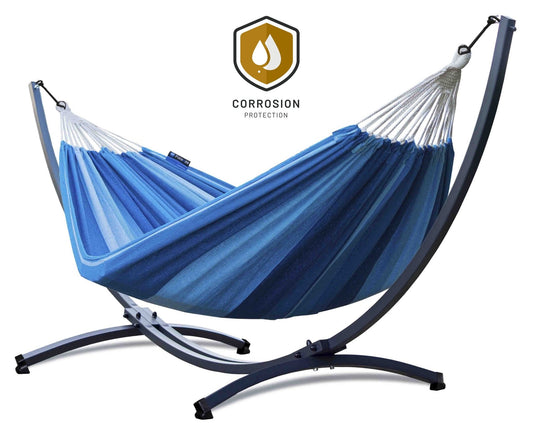 "Robuuste hangmat met verzinkt metalen frame en Singa blauwe hangmat voor ultieme ontspanning."
