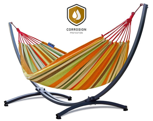 "Robuuste hangmat met verzinkt metalen frame en Singa oranje hangmat voor ultieme ontspanning."