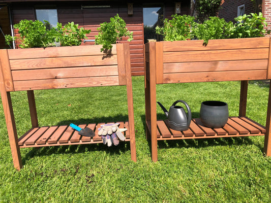 Houten kweektafel met worteldoek, ideaal voor het kweken van kruiden en bloemen in een moestuinbak op poten.