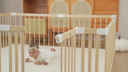 Grondbox baby, speelbox, kinderbox met speelmat, waarin een kind speelt met kleurrijke ballen.