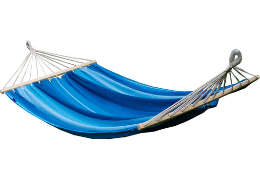 "Ontspan in stijl met een blauw gestreepte 2-persoons hangmat met spreidstok, het Acadia-type."