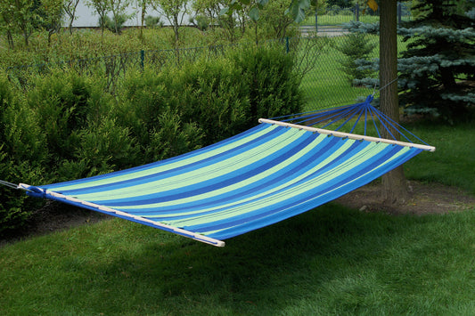 "Groen/blauw gestreepte 2-persoons hangmat met spreidstok, Acadia-stijl, voor ultiem comfort en ontspanning."