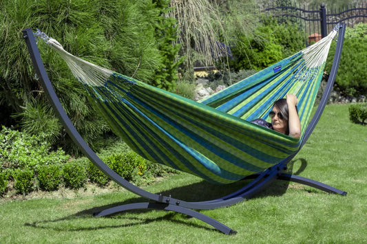 "Luxe 2-persoons hangmat Morena in groen, voor ultieme ontspanning."