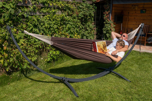 Robuuste hangmat met verzinkt metalen frame en caramel kleurige hangmat voor ultieme ontspanning.
