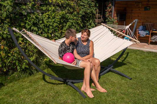 "Robuuste hangmat met verzinkt metalen frame en creme hangmat met spreidstok voor ultieme ontspanning."