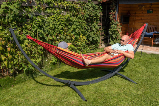 Robuuste hangmat met verzinkt metalen frame en rood kleurige spreidstok hangmat voor ultieme ontspanning.