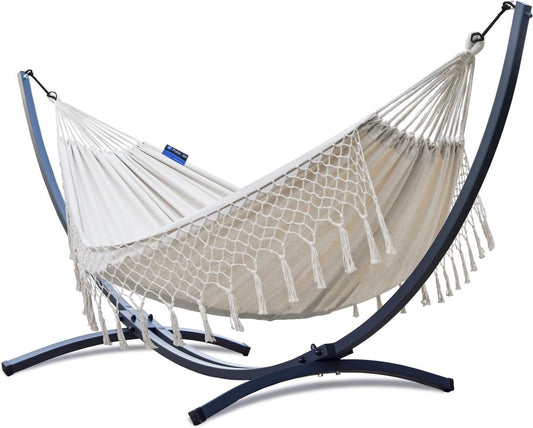 "Robuust frame met luxe 2-persoons crèmekleurige hangmat met franje voor optimaal comfort."