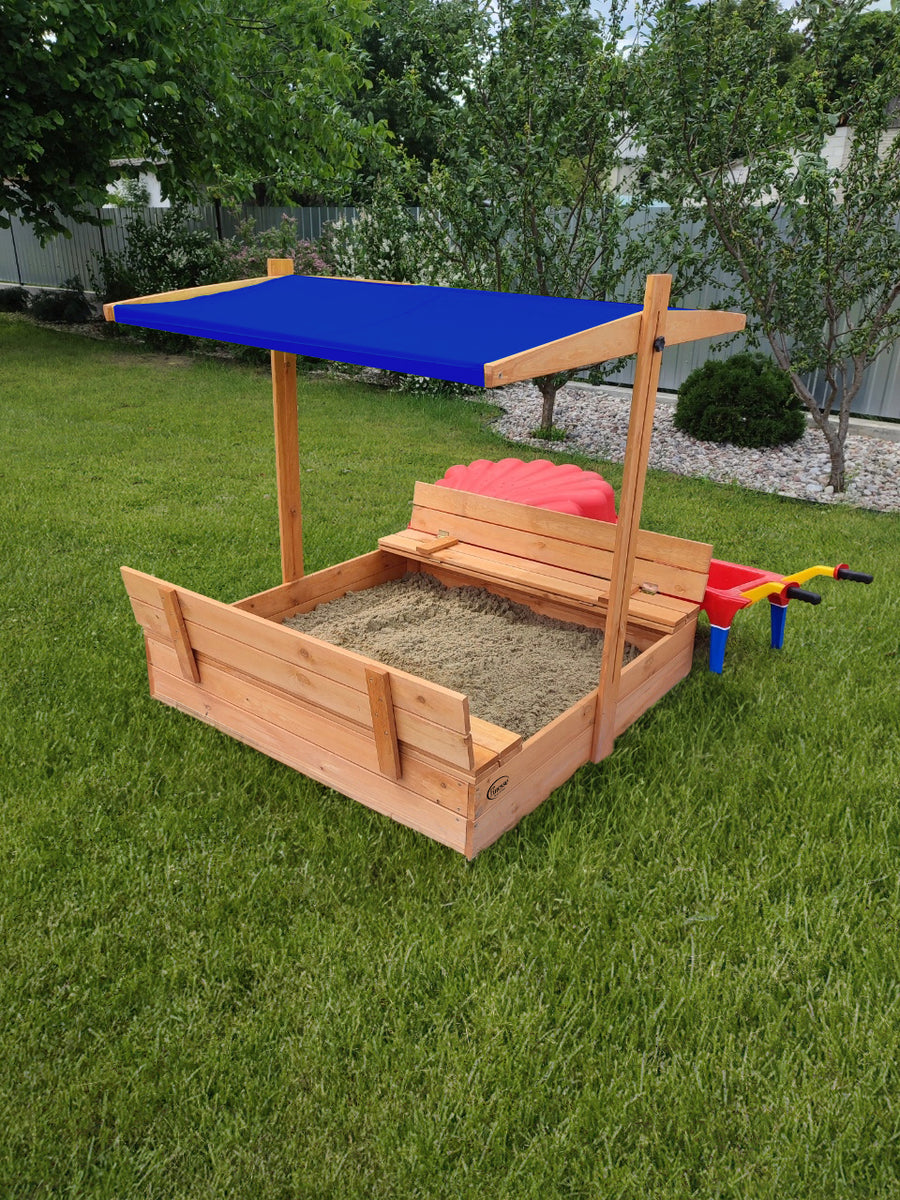 Houten zandbak met bank, blauw dakje, open zandbak met bankjes in een groene tuin, ideaal voor kinderen.