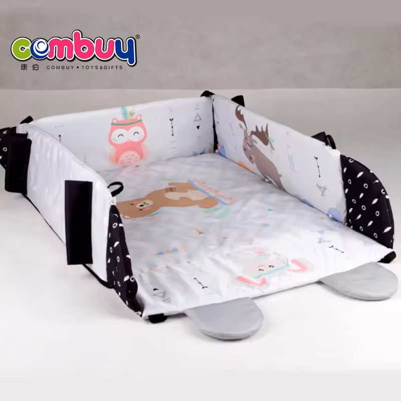 "Speelkleed baby met boog,zwart konijnmotief, 5-in-1 babygym met 4 opstaande randen die open kunnen."
