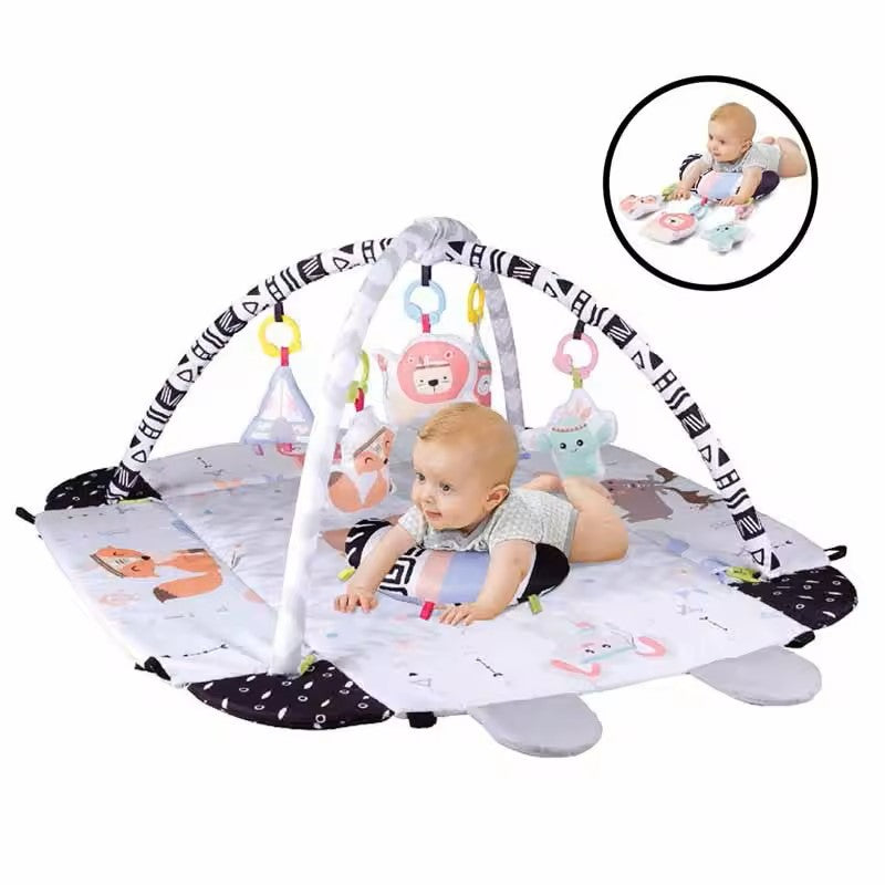 "Speelkleed baby met boog, zwart konijnmotief, 5-in-1 babygym, baby spelend en ontdekkend in de huiskamer."
