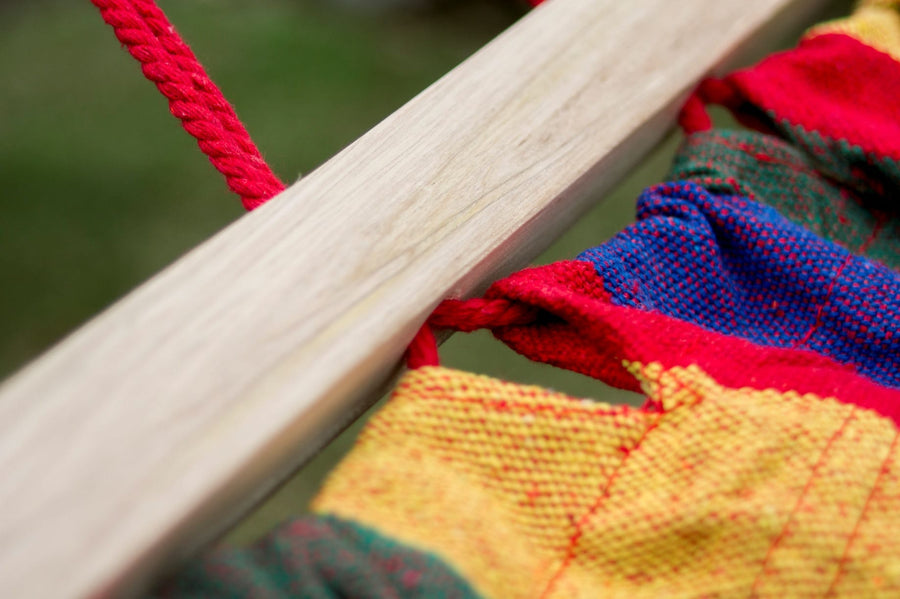 "Acadia rode hangmat met spreidstok en stevige touwen voor comfortabel loungen."