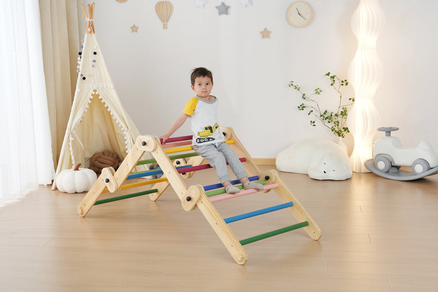 Gekleurd Houten klimrek en Pikler driehoek, perfect voor binnen, met tipitent in speelkamer voor kinderen