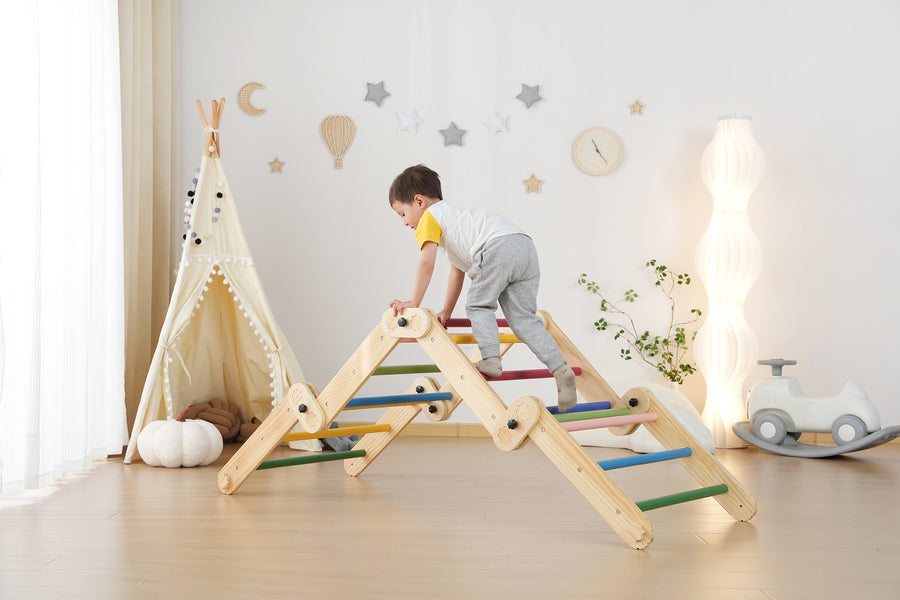 Gekleurd Houten klimrek en Pikler driehoek, perfect voor binnen, met tipitent in speelkamer voor kinderen