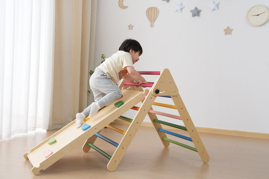 "Gekleurd houten klimrek voor peuters met klimdriehoeken en klimwand, perfect voor spelend kind in de speelkamer."