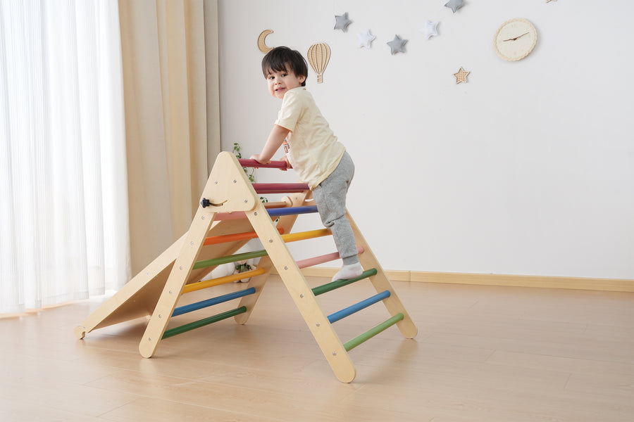 Gekleurd houten klimrek voor peuters met klimdriehoeken en klimwand, perfect voor spelend kind in de speelkamer."