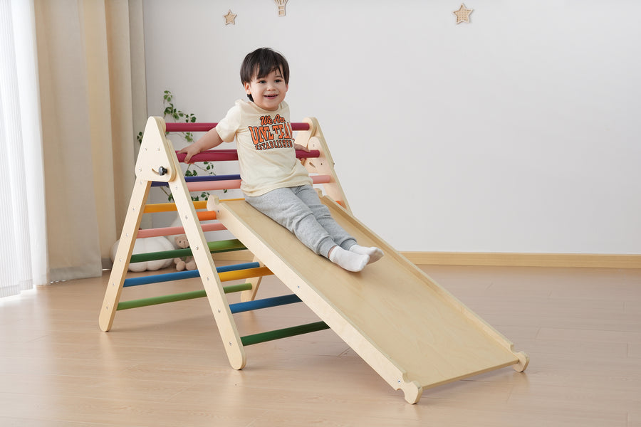 Gekleurd houten klimrek voor peuters met klimdriehoeken en glijbaan, perfect voor spelend kind in de speelkamer."