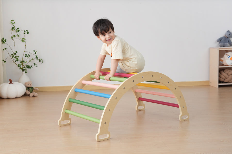 Speels houten gekleurd klimrek met klimboog, perfect voor avontuurlijke kinderen in speelkamer."