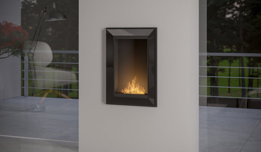 "In de moderne witte woonkamer: Infire Frame 550 sfeerhaard bio-ethanol met glazen front." 