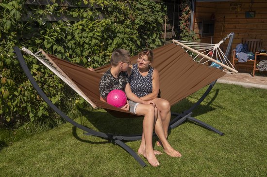 Heerlijk in de tuin, Hangmat 2 persoons met standaard, hangmatsets: een caramel hangmat met spreidstok en een 2 persoons frame, ideaal voor ontspannen.