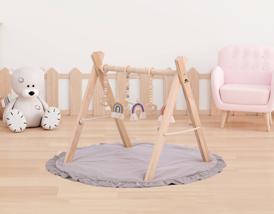 "Houten babygym met 6 speeltjes, prachtig design voor uren speelplezier. in een speelkamer"