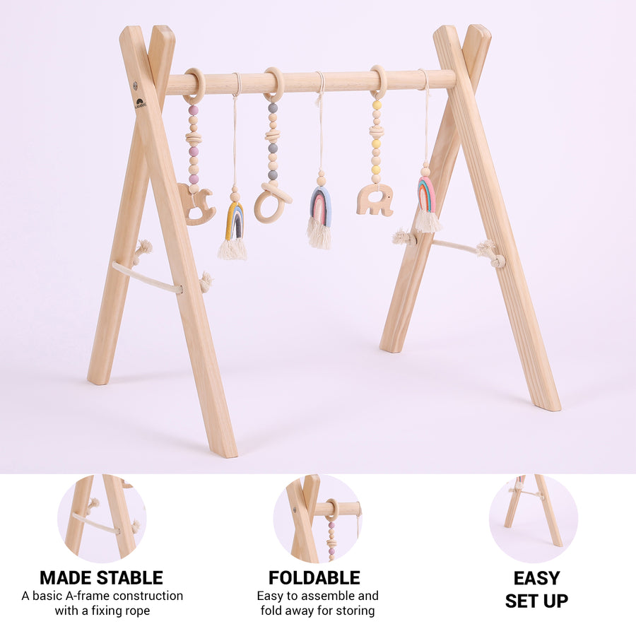 "Houten babygym met 6 speeltjes, stabiel ontwerp, eenvoudig op te ruimen en op te zetten, met prachtig design."