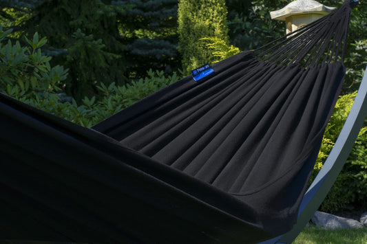 "Luxe 2-persoons hangmat in zwartkleur, voor ultieme ontspanning."