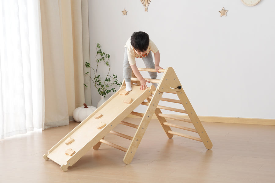 Speels houten klimrek met klimmuur, perfect voor avontuurlijke kinderen in speelkamer."