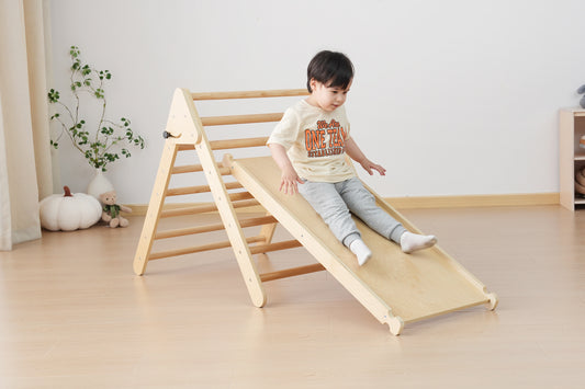 Speels houten klimrek met glijbaan, perfect voor avontuurlijke kinderen in speelkamer."