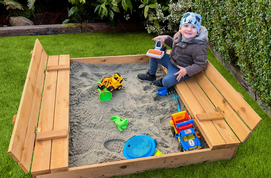Zandbak"Houten zandbak 120x120cm met banken, dekzeil en gronddoek, natuurlijk en kindvriendelijk, met spelend kind en opengeklapte banken."