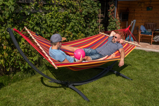 "Twee persoons hangmatset met verzinkt frame en rood gestreept spreidstok hangmat, duurzaam en comfortabel."