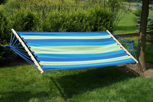 "Enkele Acadia hangmat met spreidstok, groen/blauw gestreept, ideaal voor één persoon."
