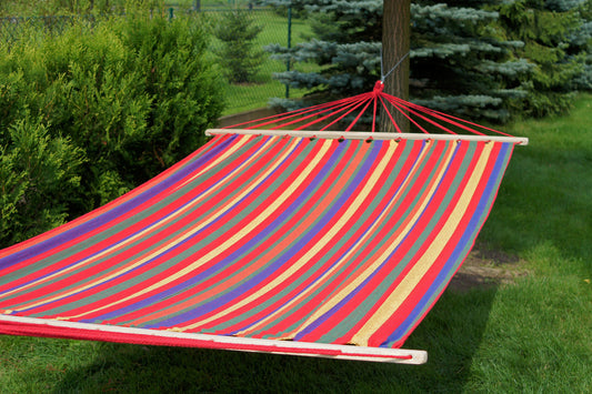 "Rood gestreepte 2-persoons hangmat met spreidstok, Acadia-stijl, voor ultiem comfort en ontspanning."