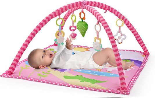 "Roze babygym met boogjes, speeltjes en een spelend kind."