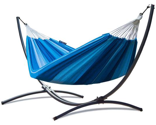 "1 persoons hangmat met standaard in stijlvol Singa blauw voor ultieme ontspanning."  