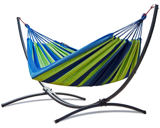 "1 persoons hangmat met standaard in stijlvol Singa blauw/groen voor ultieme ontspanning."