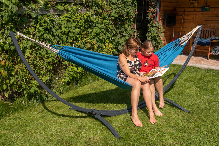 "Fijn in de tuin: Medelin blauwe hangmat met metalen frame voor ontspannen momenten." 