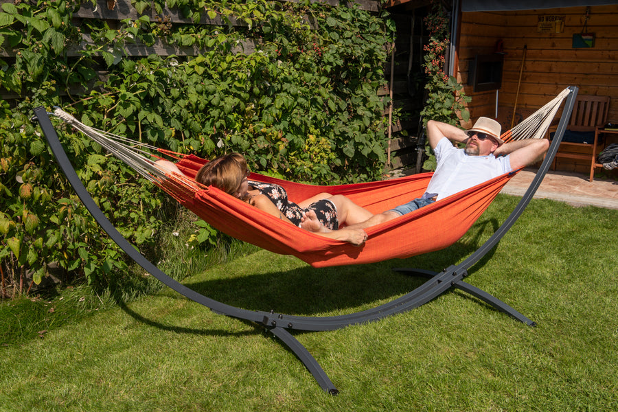 "Fijn in de tuin: Medelin rode hangmat met metalen frame voor ontspannen momenten."