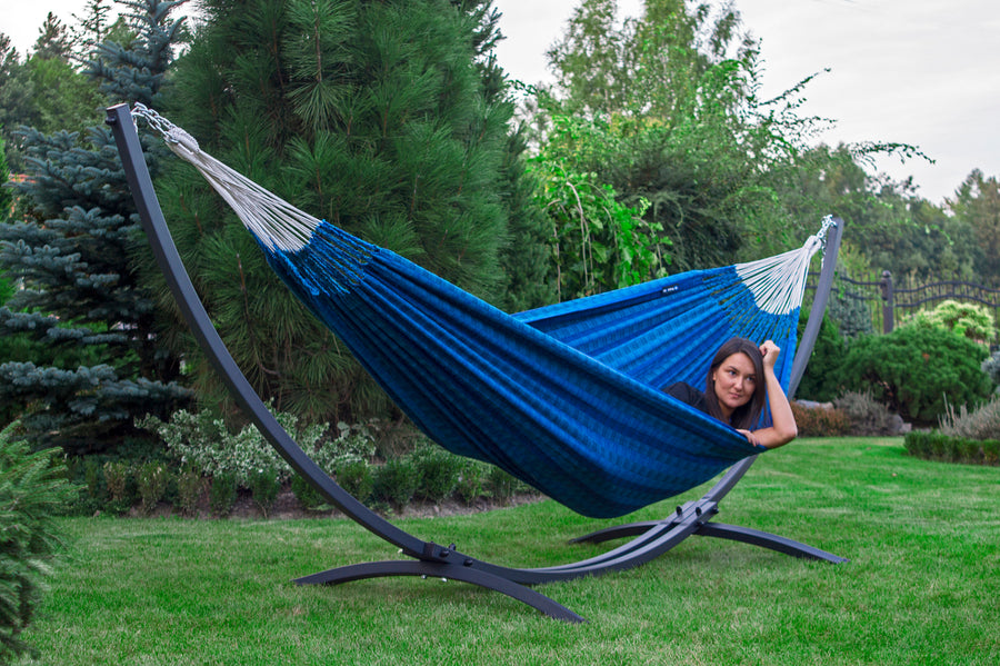 "Fijn in de tuin: Morena blauwe hangmat met metalen frame voor ontspannen momenten." 